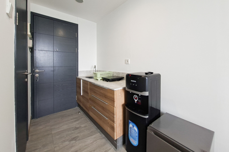 Others 5, Modern and Neat Studio Room at Apartment Collins Boulevard By Travelio, Tangerang