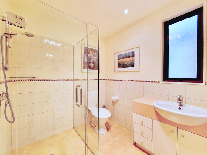 Bathroom 3, Penrich Court, Queenstown-Lakes