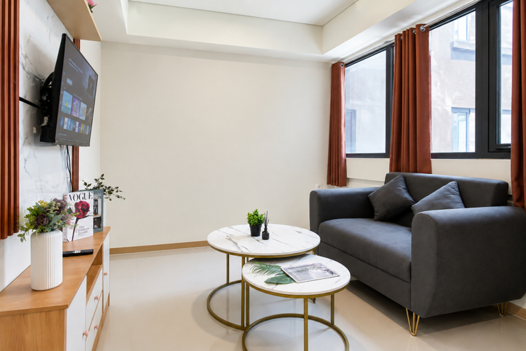 Living Room 3, Warm and Peaceful 2BR at Apartment Meikarta District 1 By Travelio, Cikarang