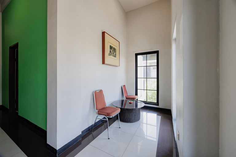 Others 5, RedDoorz Plus near Mall Slipi Jaya, West Jakarta