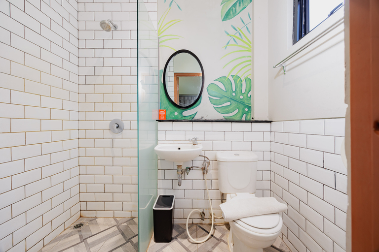 Bathroom, RedDoorz Plus near Mall Slipi Jaya, West Jakarta