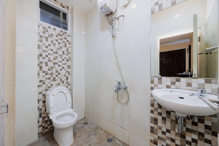 Bathroom 3, RedDoorz Plus @ Thamrin, Central Jakarta