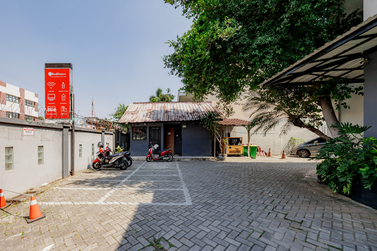 Exterior & Views 2, RedDoorz Plus near Mall Slipi Jaya, West Jakarta