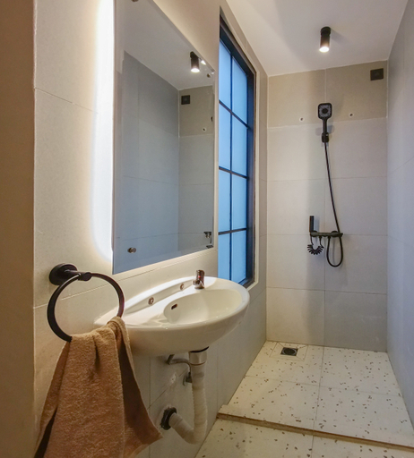 Bathroom 4, The Herzig Villa W/ Pool & Playstation 5, Tangerang