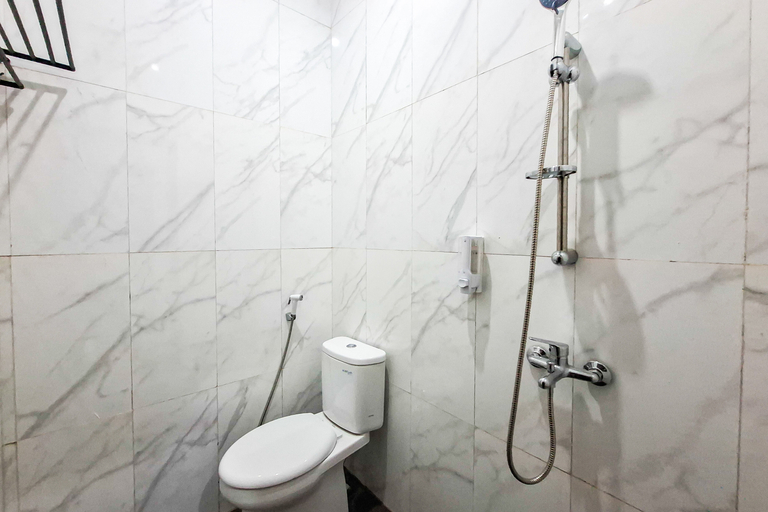 Bathroom, Urbanview Mamio House Syariah near Exit Tol Klodran Solo, Solo