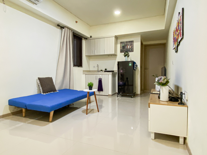 Living Room 4, Spacious 1BR with Dining Room at Apartment Meikarta District 1 By Travelio, Cikarang