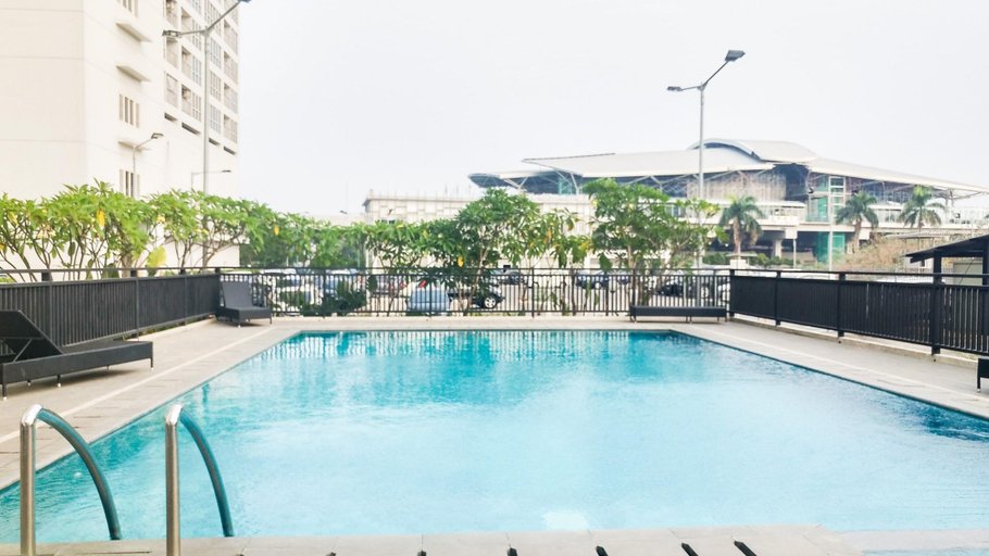 Swimming Pool 3, Warm and Homey Studio Room at Tifolia Apartment By Travelio, Jakarta Timur