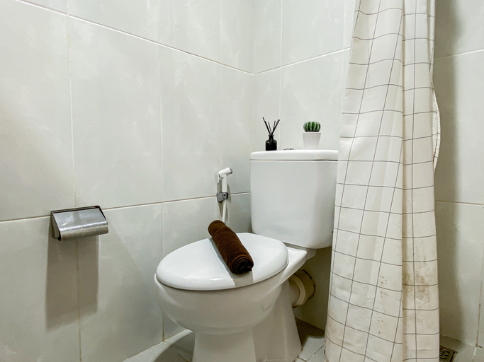Bathroom 3, Comfort and Strategic Studio at Apartment Evenciio Margonda By Travelio, Depok