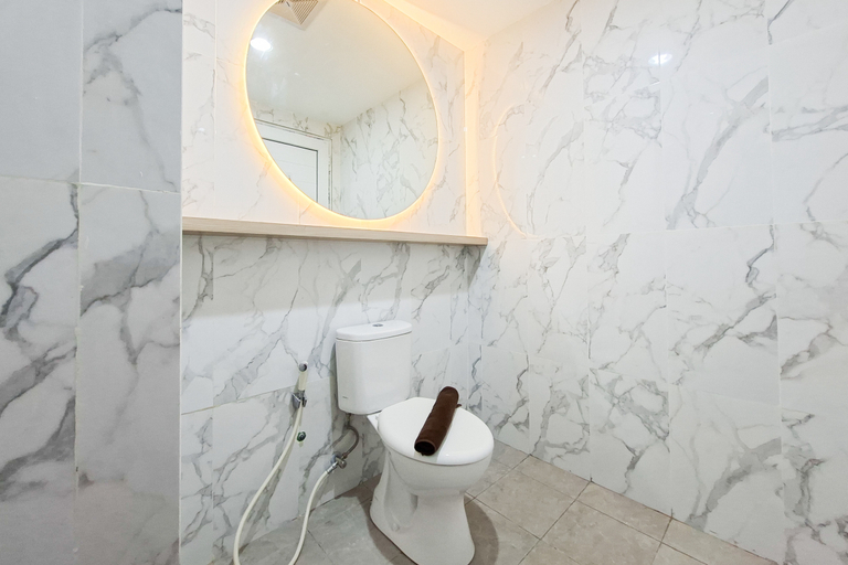 Bathroom 5, Homey and Bright Studio at Apartment Anwa Residence By Travelio, Tangerang Selatan