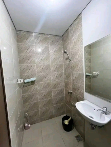 Bathroom, Treepark city apartement by Luxera, Tangerang