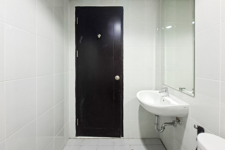 Bathroom 4, Relaxing and Cozy Stay 2BR at Apartment Casa de Parco By Travelio, Tangerang