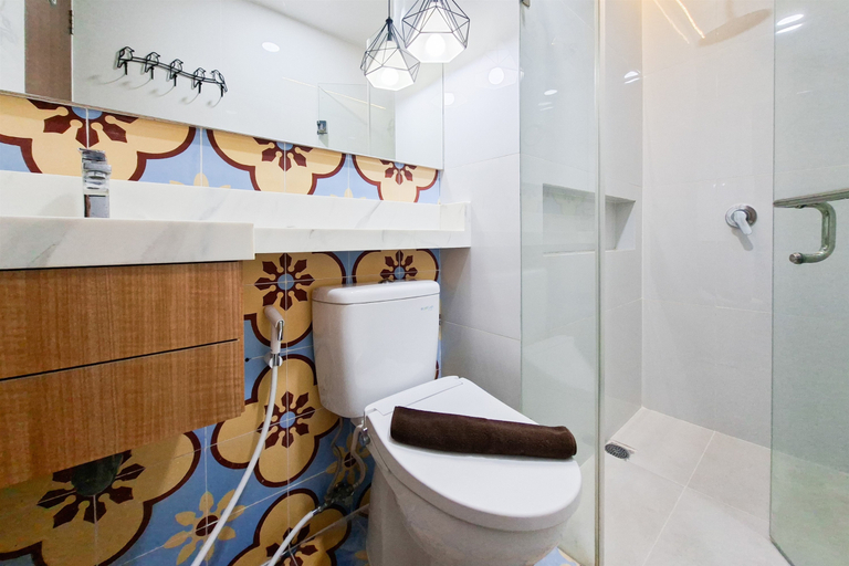 Bathroom 3, Sleek and Chic 1BR at Apartment B Residence By Travelio, Tangerang Selatan