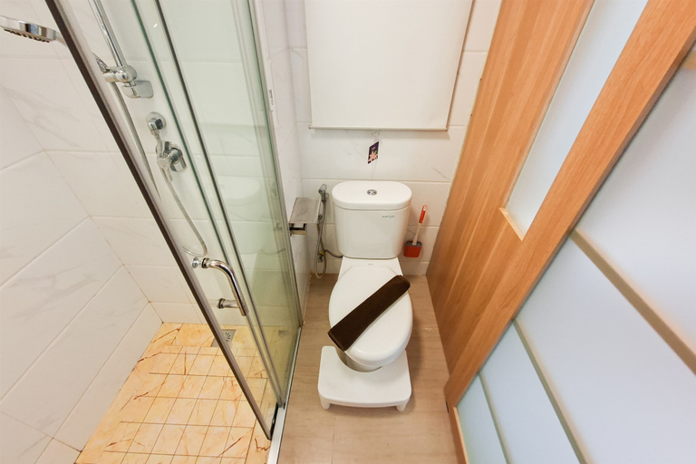 Bathroom 2, Functional and Bright 1BR with Extra Room at Apartment Sky House BSD By Travelio, Tangerang Selatan