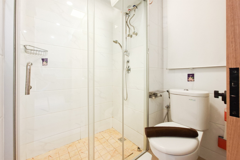 Bathroom 4, Functional and Bright 1BR with Extra Room at Apartment Sky House BSD By Travelio, Tangerang Selatan