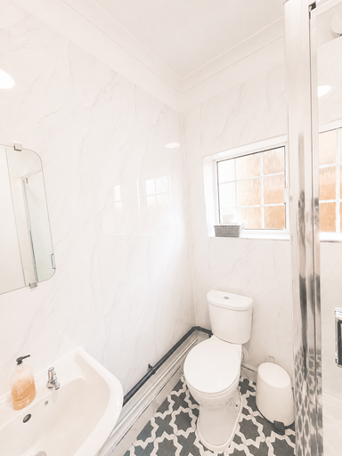 Bathroom 5, Modern 2-Bedroom Flat near Crystal Palace, London