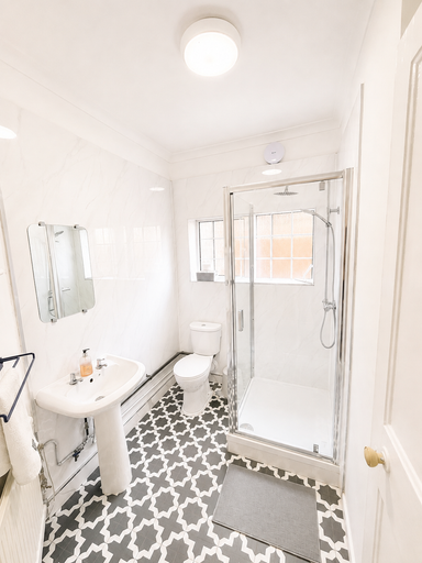 Bathroom 4, Modern 2-Bedroom Flat near Crystal Palace, London