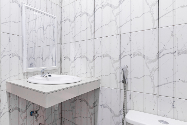 Bathroom 4, Urbanview Hotel Kampung Istal Megamendung Puncak by RedDoorz, Bogor
