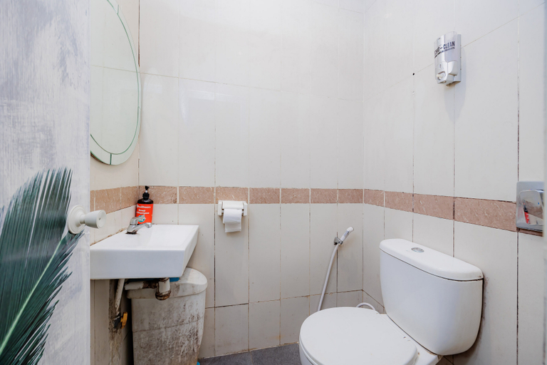 Bathroom 5, RedDoorz near Exit Toll Bogor, Bogor