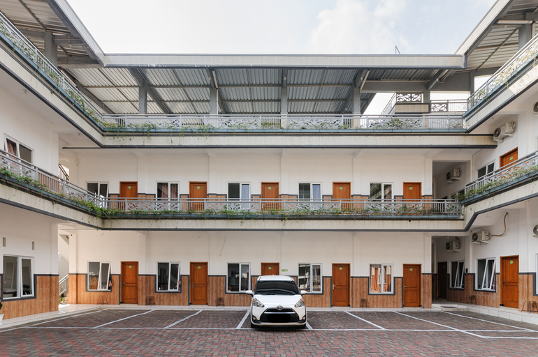 Exterior & Views 2, Urbanview Hotel Sky Batu Malang by RedDoorz, Malang