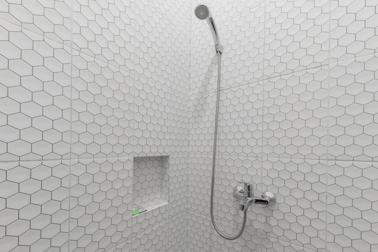Bathroom 3, Urbanview Hotel Nakasya Burangrang, Bandung