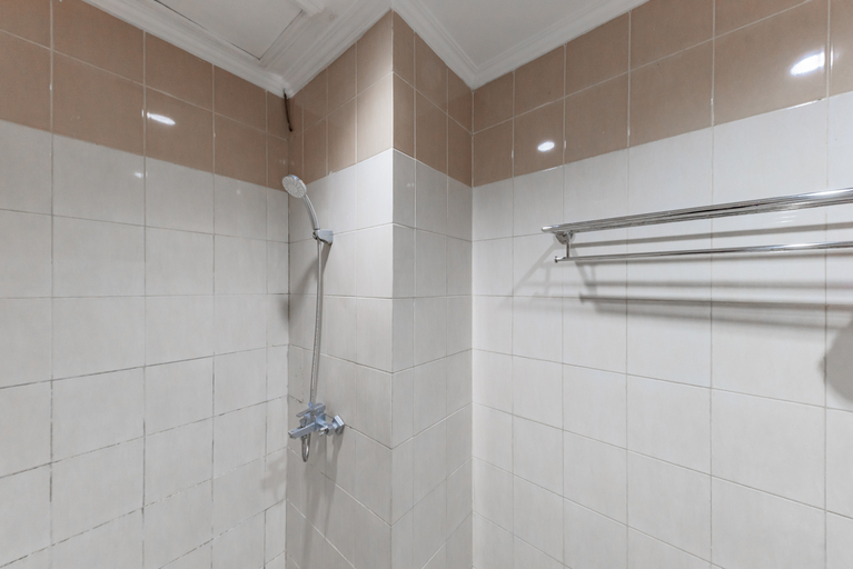 Bathroom 4, Urbanview Hotel Grand Malabar Bandung by RedDoorz, Bandung
