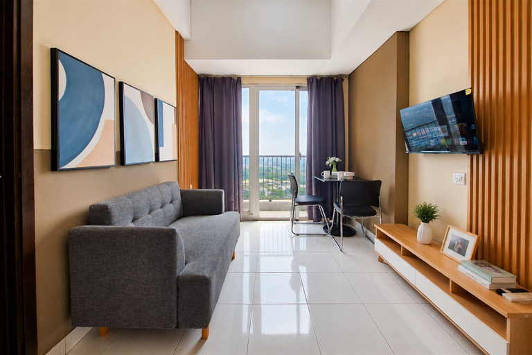 Living Room 5, Well Designed and Stylish 1BR at Apartment Casa de Parco By Travelio, Tangerang