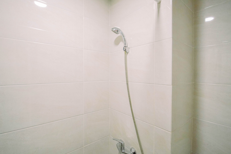 Bathroom 5, Warm and Welcoming Studio (No Kitchen) at Apartment Mustika Golf Residence By Travelio, Cikarang