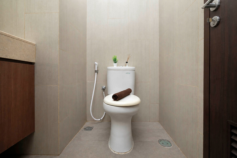 Bathroom 2, Spacious and Warm Studio at Apartment H Residence By Travelio, Jakarta Timur
