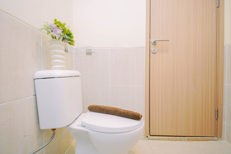 Bathroom 3, Bright and Modern 2BR at Apartment Meikarta District 2 By Travelio, Cikarang