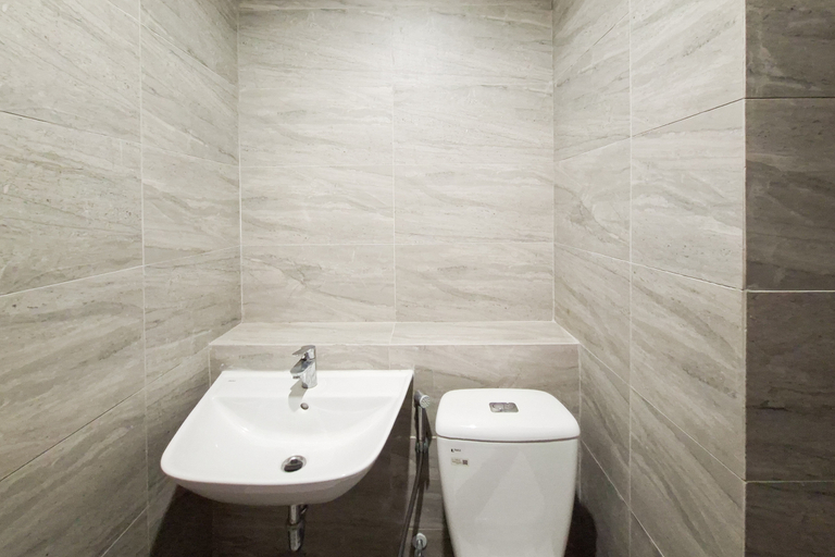 Bathroom 2, Luxe and Charming 1BR at Apartment Collins Boulevard By Travelio, Tangerang