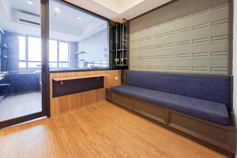 Living Room 3, Luxe and Charming 1BR at Apartment Collins Boulevard By Travelio, Tangerang