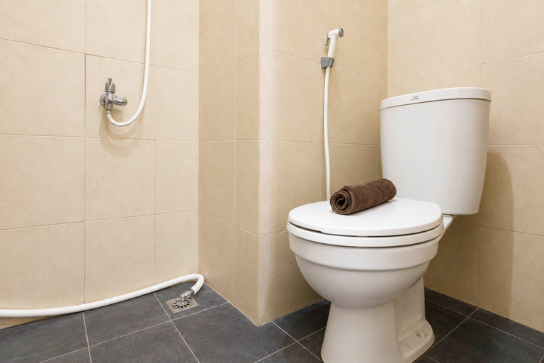 Bathroom 5, Happy Stay Studio at Apartment Menara Rungkut By Travelio, Surabaya