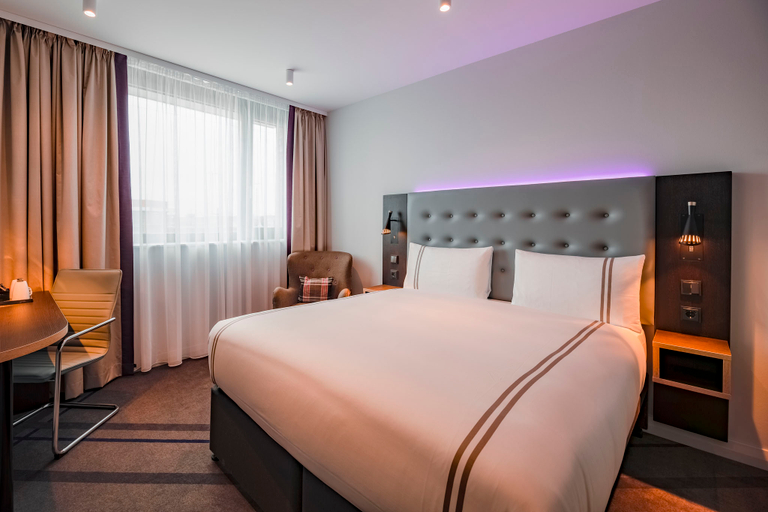 Bedroom 3, Premier Inn Karlsruhe City Am Wasserturm, Karlsruhe