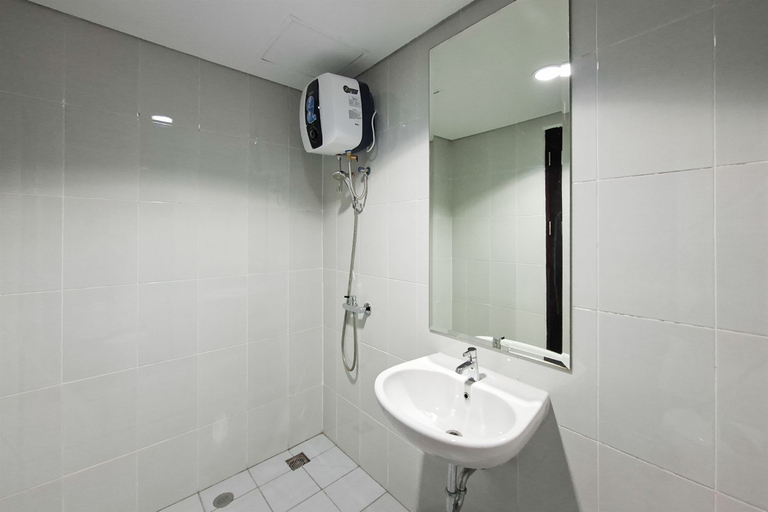 Bathroom 2, Nice and Restful Studio Room at Apartment Casa de Parco By Travelio, Tangerang