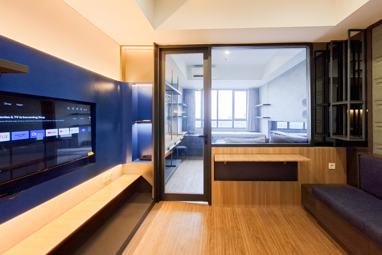 Living Room 5, Luxe and Charming 1BR at Apartment Collins Boulevard By Travelio, Tangerang