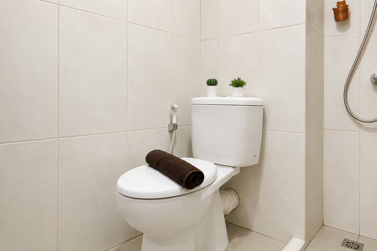 Bathroom 4, Sophisticated Studio at Apartment Evenciio Margonda By Travelio, Depok