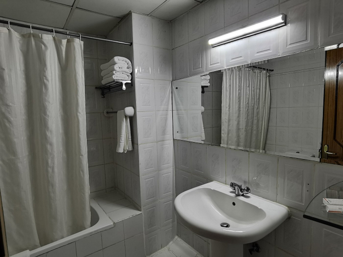 Bathroom 5, Fortune Karama Hotel, Dubai