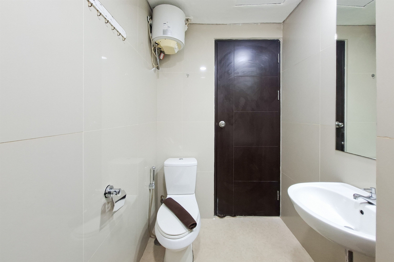 Bathroom 4, Practical Living Studio at Apartment Atria Residence Gading Serpong By Travelio, Tangerang