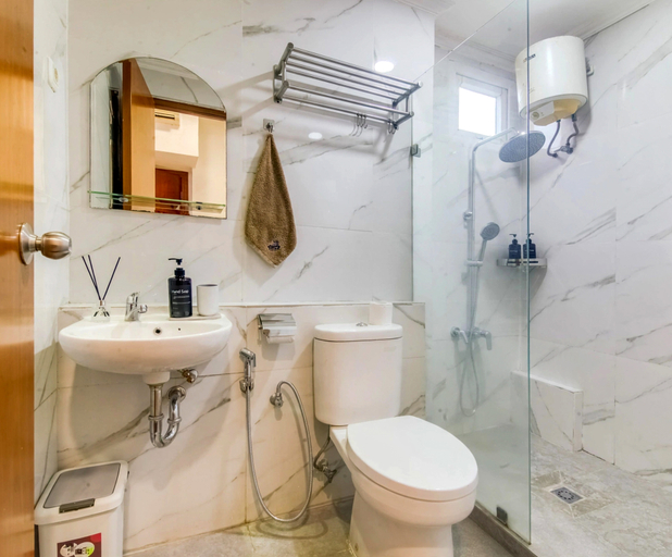 Bathroom 5, 3BR Grand Palace W/ Pool & Gym, Jakarta Pusat