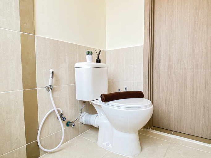 Bathroom 3, Capacious and Warm 2BR at Apartment Meikarta District 1 By Travelio, Cikarang