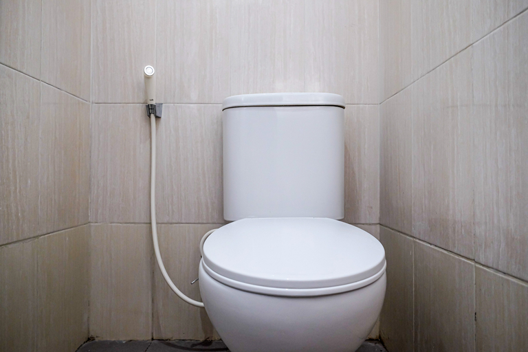 Bathroom 5, Urbanview Griya Jogokaryan by RedDoorz, Yogyakarta