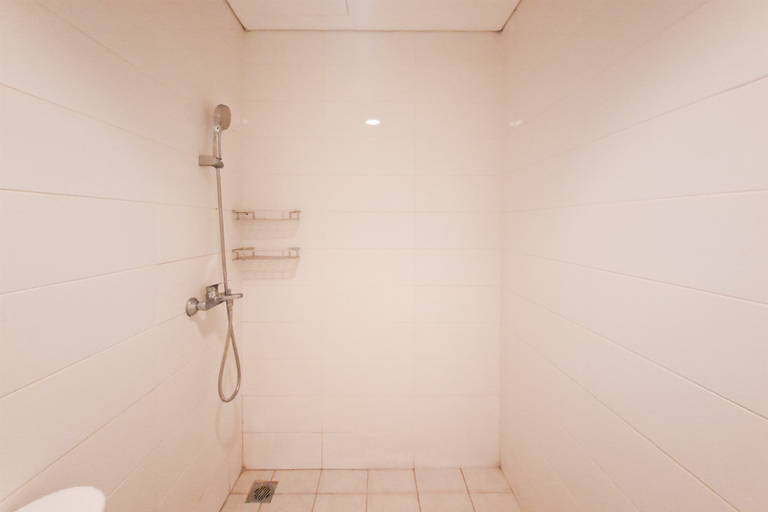 Bathroom 2, Practical Combined 2BR at Apartment Tuscany Residence By Travelio, Tangerang Selatan