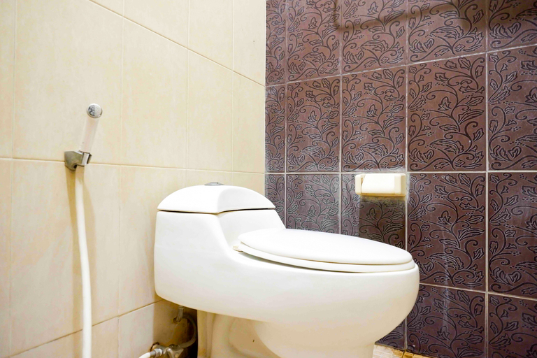 Bathroom 3, Urbanview Solo Tiara Hotel, Solo