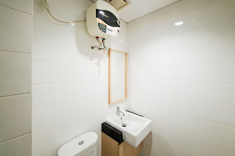 Bathroom 3, Practical Combined 2BR at Apartment Tuscany Residence By Travelio, Tangerang Selatan