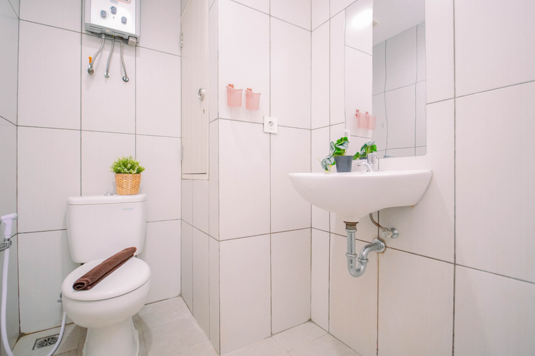 Bathroom 3, Tranquil 2BR at Apartment Grand Kamala Lagoon By Travelio, Bekasi