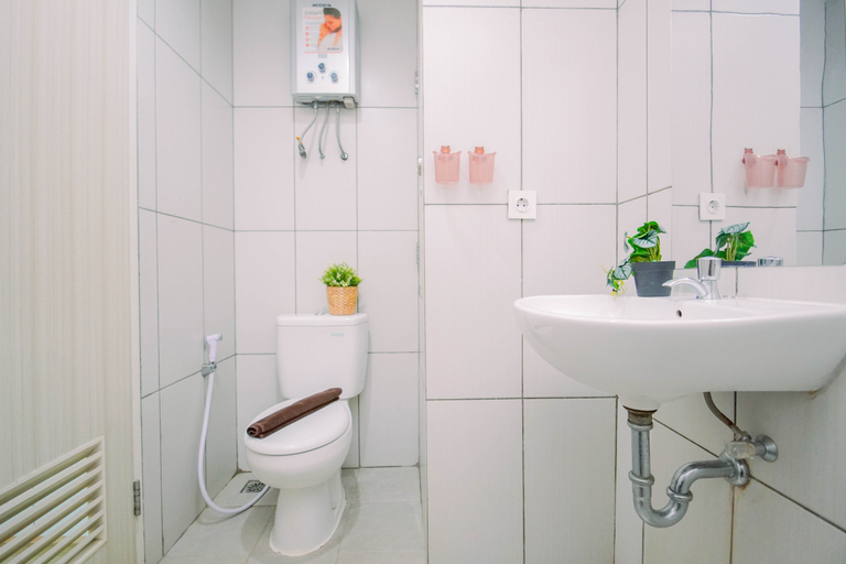 Bathroom 2, Tranquil 2BR at Apartment Grand Kamala Lagoon By Travelio, Bekasi