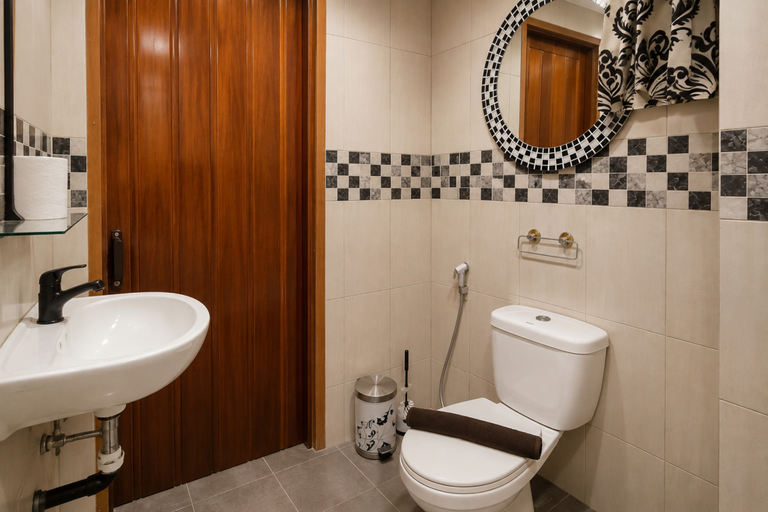 Bathroom 2, Compact Homey 2BR at Apartment Buah Batu Park By Travelio, Bandung