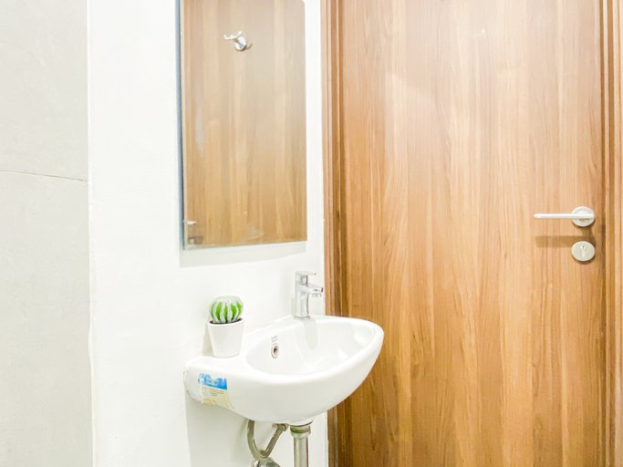 Bathroom 2, Best Comfy Studio with Kitchen at Apartment Royal Sentul Park By Travelio, Bogor
