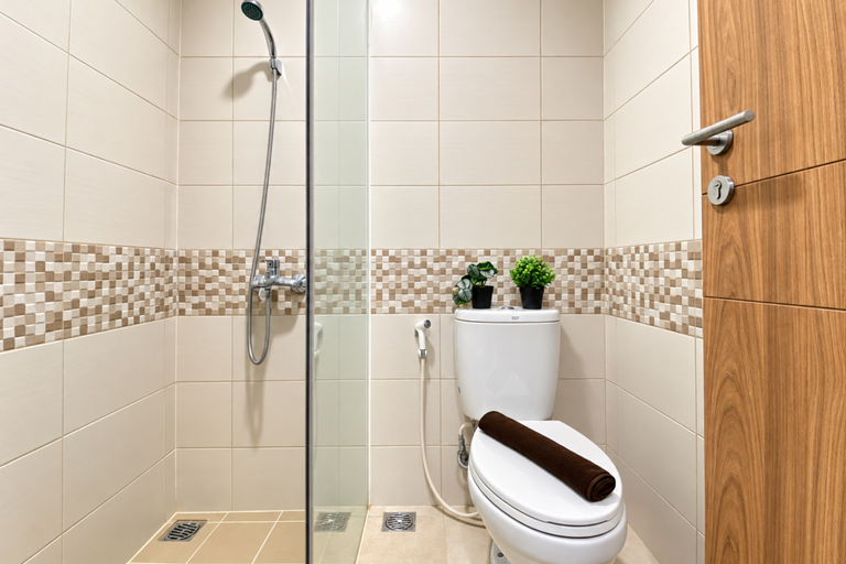 Bathroom 2, Modern Look and Cozy Studio at Apartment Tamansari Iswara By Travelio, Bekasi