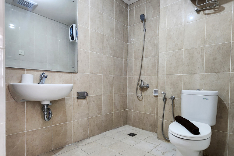 Bathroom 3, Capacious and Comfortable 3BR at Apartment Nifarro Park By Travelio, Jakarta Selatan